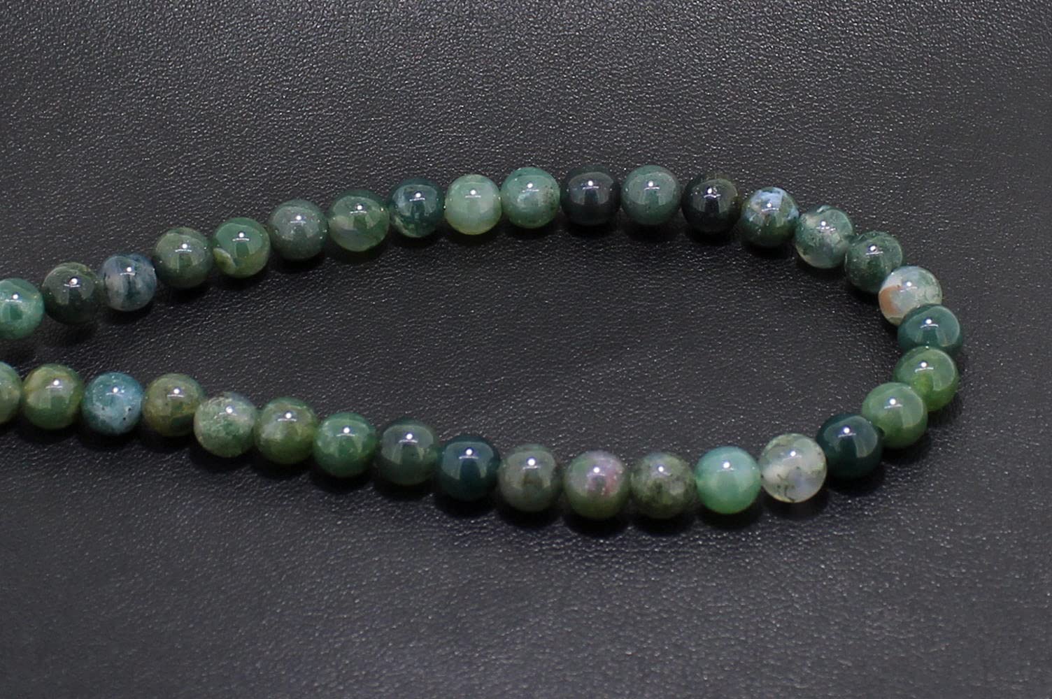 Halskette Kette aus Moosachat Stein Trommelstein Kugelkette Edelsteinkette Collier Edelstein Heilstein Halsschmuck Schmuckkette Anhänger Schmuckanhänger Heilsteinkette Perlen Kugel Moosachatstein Moosachatschmuck Moosachatkette