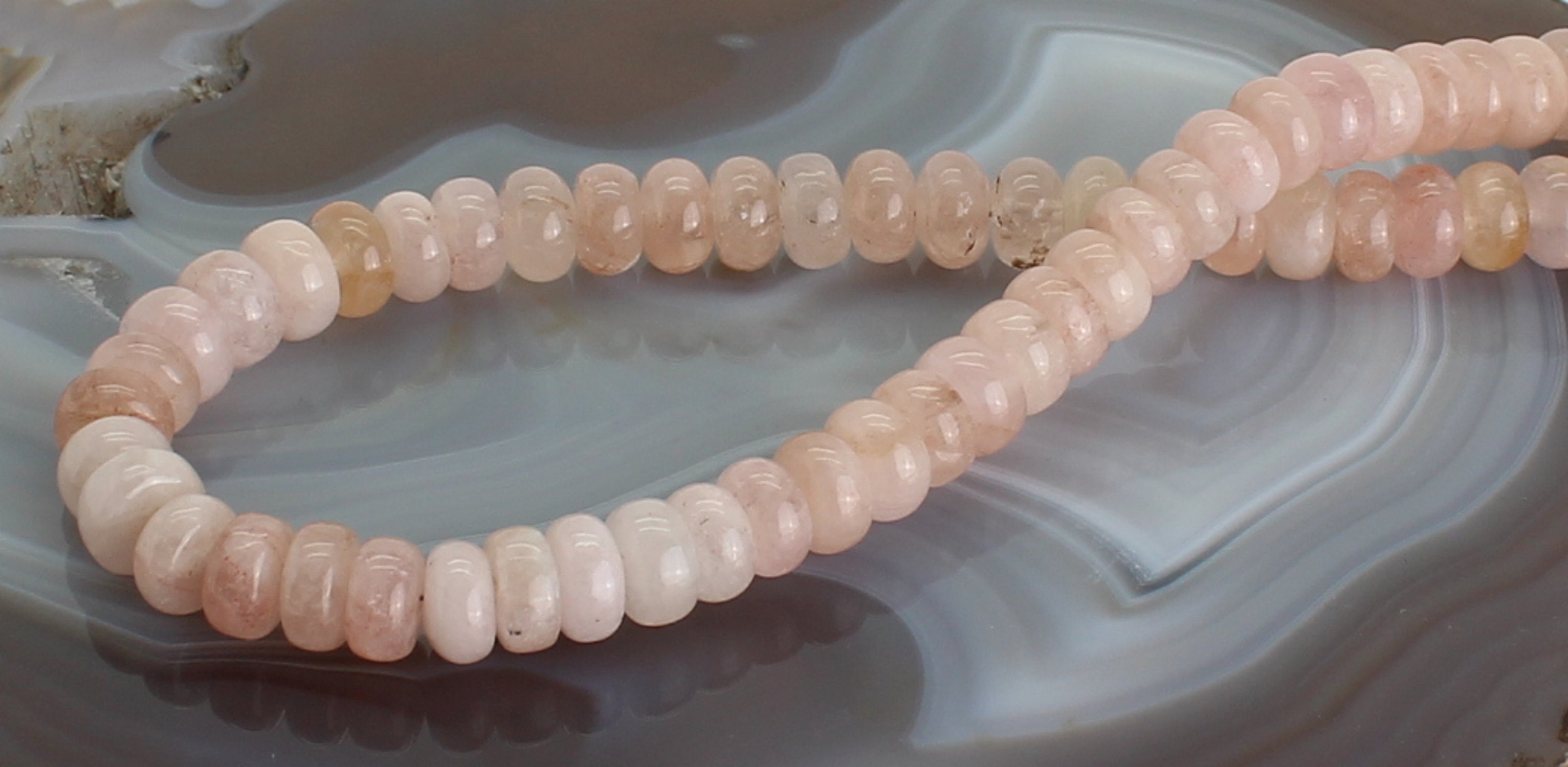 Budawi Halskette Kette aus Morganit Stein Trommelstein Anhänger Perlenkette Kugelkette Buttonkette Collier Halsschmuck Kettenschmuck Ketten Edelstein Heilstein Halsschmuck Schmuck Schmuckstein Morganitkette Morganitschmuck Morganitcollier Morganitstein