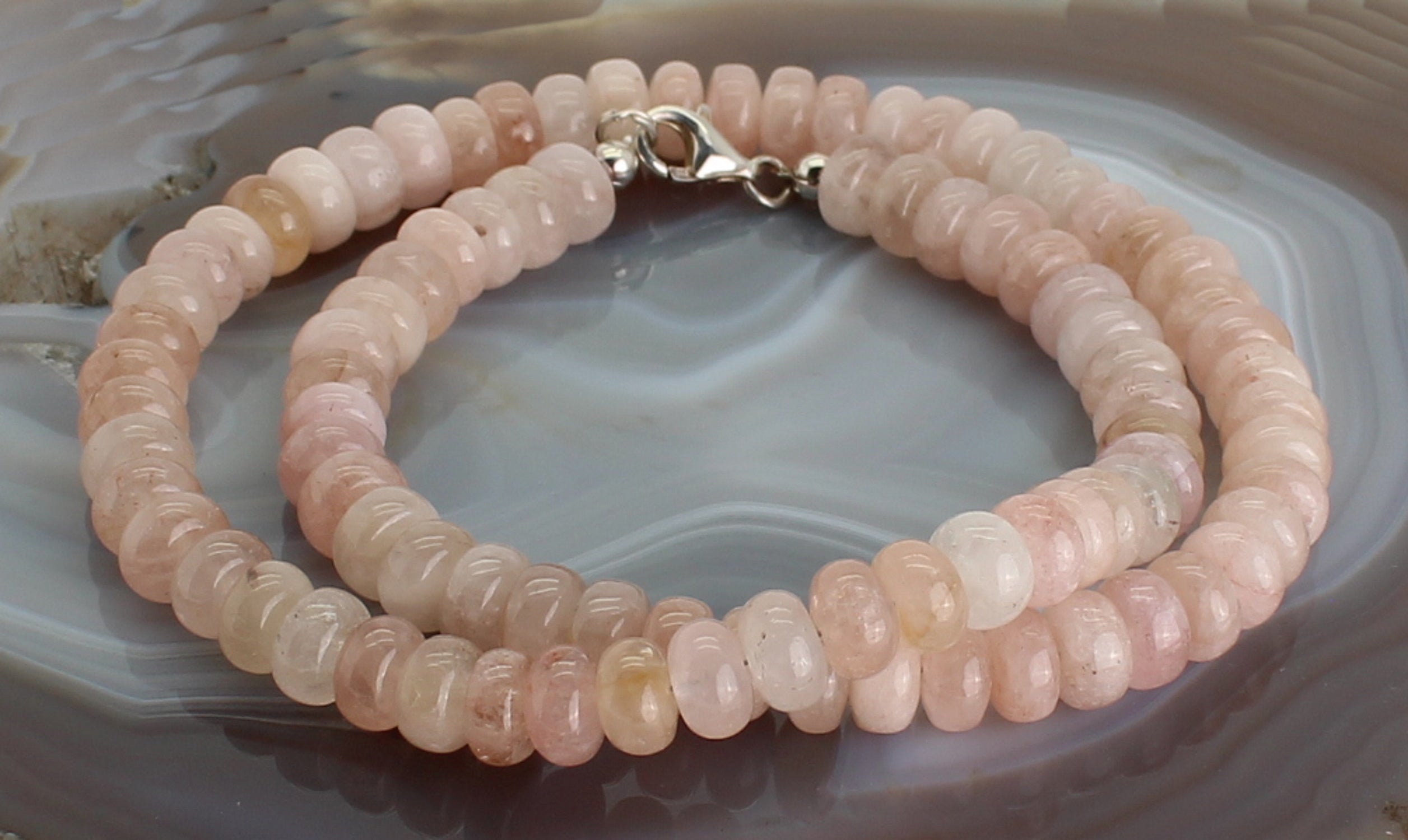 Budawi Halskette Kette aus Morganit Stein Trommelstein Anhänger Perlenkette Kugelkette Buttonkette Collier Halsschmuck Kettenschmuck Ketten Edelstein Heilstein Halsschmuck Schmuck Schmuckstein Morganitkette Morganitschmuck Morganitcollier Morganitstein
