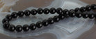 Halskette Kette aus Obsidian Stein Trommelstein Anhänger schwarze Perlenkette Kugelkette Collier Buttonkette Edelstein Heilstein Halsschmuck Schmuck Schmuckstein Schmuckkette Schmuckcollier Obsidianstein Obsidianschmuck Obsidiankette