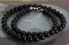 Halskette Kette aus Obsidian Stein Trommelstein Anhänger schwarze Perlenkette Kugelkette Collier Buttonkette Edelstein Heilstein Halsschmuck Schmuck Schmuckstein Schmuckkette Schmuckcollier Obsidianstein Obsidianschmuck Obsidiankette