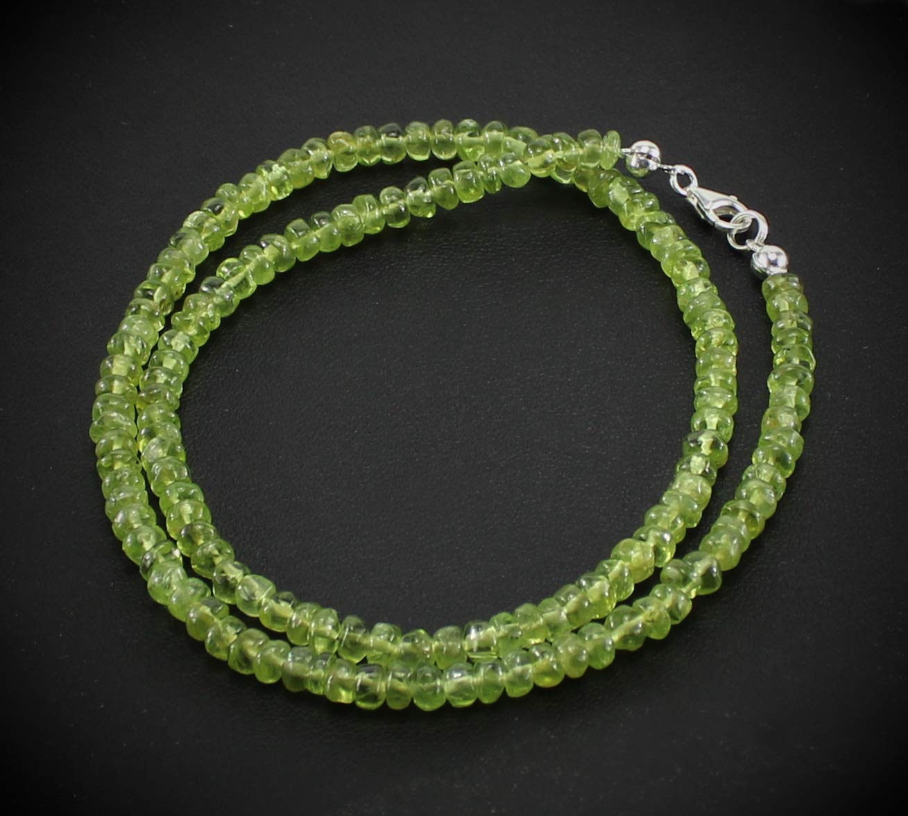 Halskette Kette aus Peridot Olivin Stein Trommelstein Anhänger Kugelkette Perlenkette Collier Halsschmuck Edelsteinkette Schmuckstein Rohstein Peridotstein Peridotschmuck Olivinstein Olivinschmuck Olivinkette Olivincollier Peridotcollier