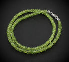 Halskette Kette aus Peridot Olivin Stein Trommelstein Anhänger Kugelkette Perlenkette Collier Halsschmuck Edelsteinkette Schmuckstein Rohstein Peridotstein Peridotschmuck Olivinstein Olivinschmuck Olivinkette Olivincollier Peridotcollier