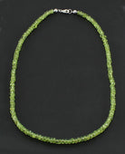 Halskette Kette aus Peridot Olivin Stein Trommelstein Anhänger Kugelkette Perlenkette Collier Halsschmuck Edelsteinkette Schmuckstein Rohstein Peridotstein Peridotschmuck Olivinstein Olivinschmuck Olivinkette Olivincollier Peridotcollier