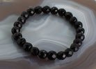 Armband aus Onyx facettiertes Armband Stein Trommelstein Anhänger Perlen Kugeln Heilstein Edelstein Kugelarmband Perlenarmband Edelsteinarmband Stretcharmband Gummiarmband Armschmuck Schmuckstein Rohstein Rohstück Schmuck Kettenanhänger
