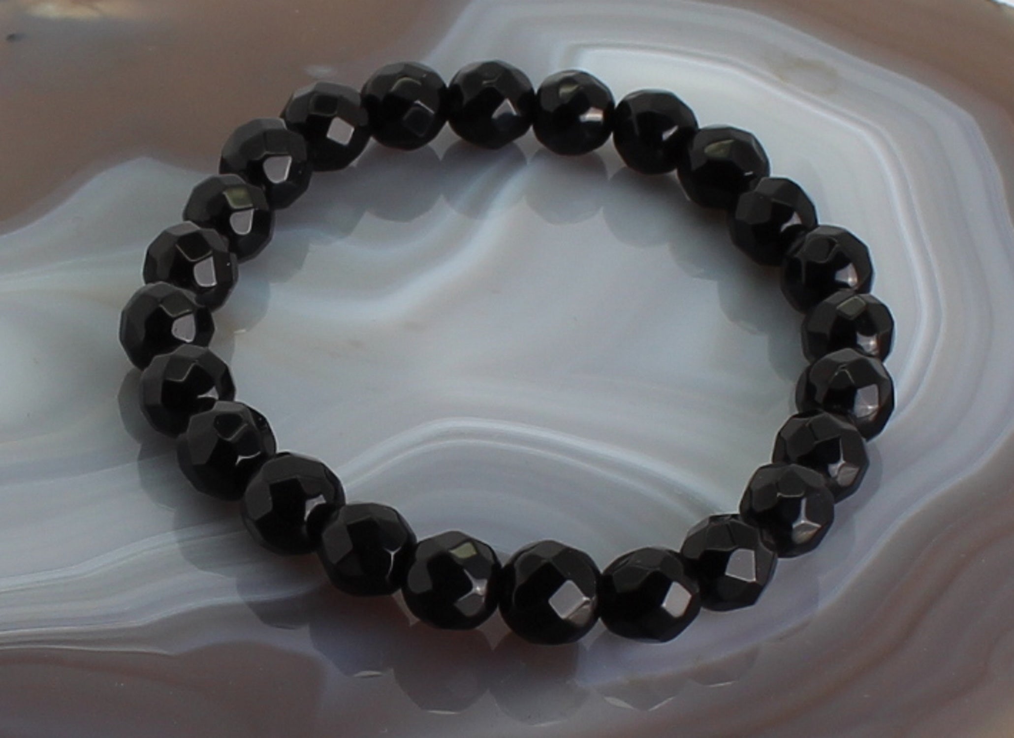 Armband aus Onyx facettiertes Armband Stein Trommelstein Anhänger Perlen Kugeln Heilstein Edelstein Kugelarmband Perlenarmband Edelsteinarmband Stretcharmband Gummiarmband Armschmuck Schmuckstein Rohstein Rohstück Schmuck Kettenanhänger
