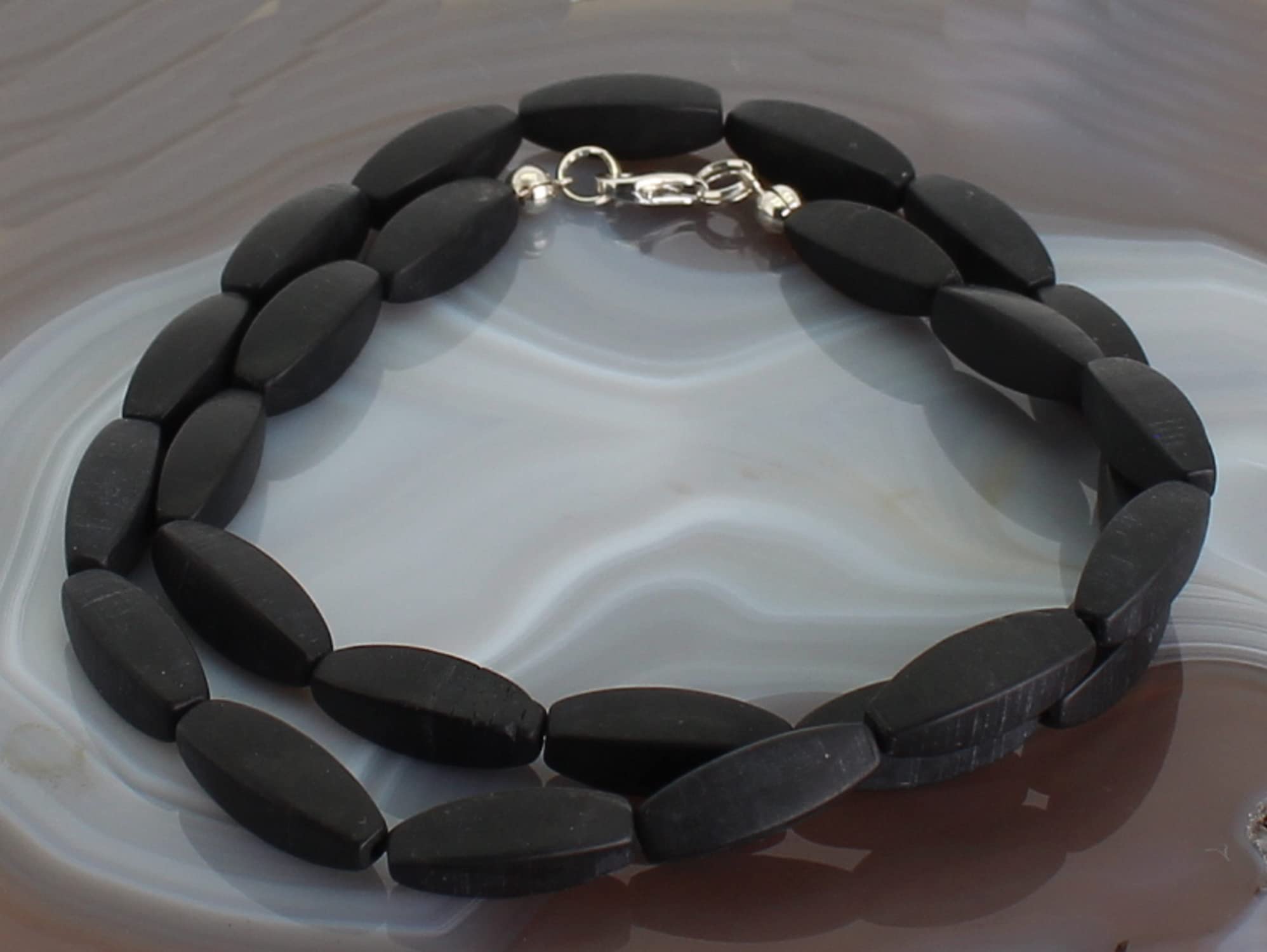 Halskette Kette aus schwarzer Onyx Stein Trommelstein Anhänger Perlenkette Kugelkette Buttonkette Collier Halsschmuck Kettenschmuck Ketten Edelstein Heilstein Halsschmuck Schmuck Schmuckstein Onyxschmuck Onyxstein schwarze Kette Perlenkette Halskette Kugelkette