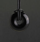 Halskettenanhänger Kettenschmuck Trommelstein Trommelsteinanhänger Edelsteindonut Heilsteindonut Donutanhänger Edelstein Heilstein Lochstein Naturstein Rohstein Rohstück Schmuckanhänger Schmuckstein Halsschmuck Glücksstein Schutzstein Onyxstein Onyxschmuck