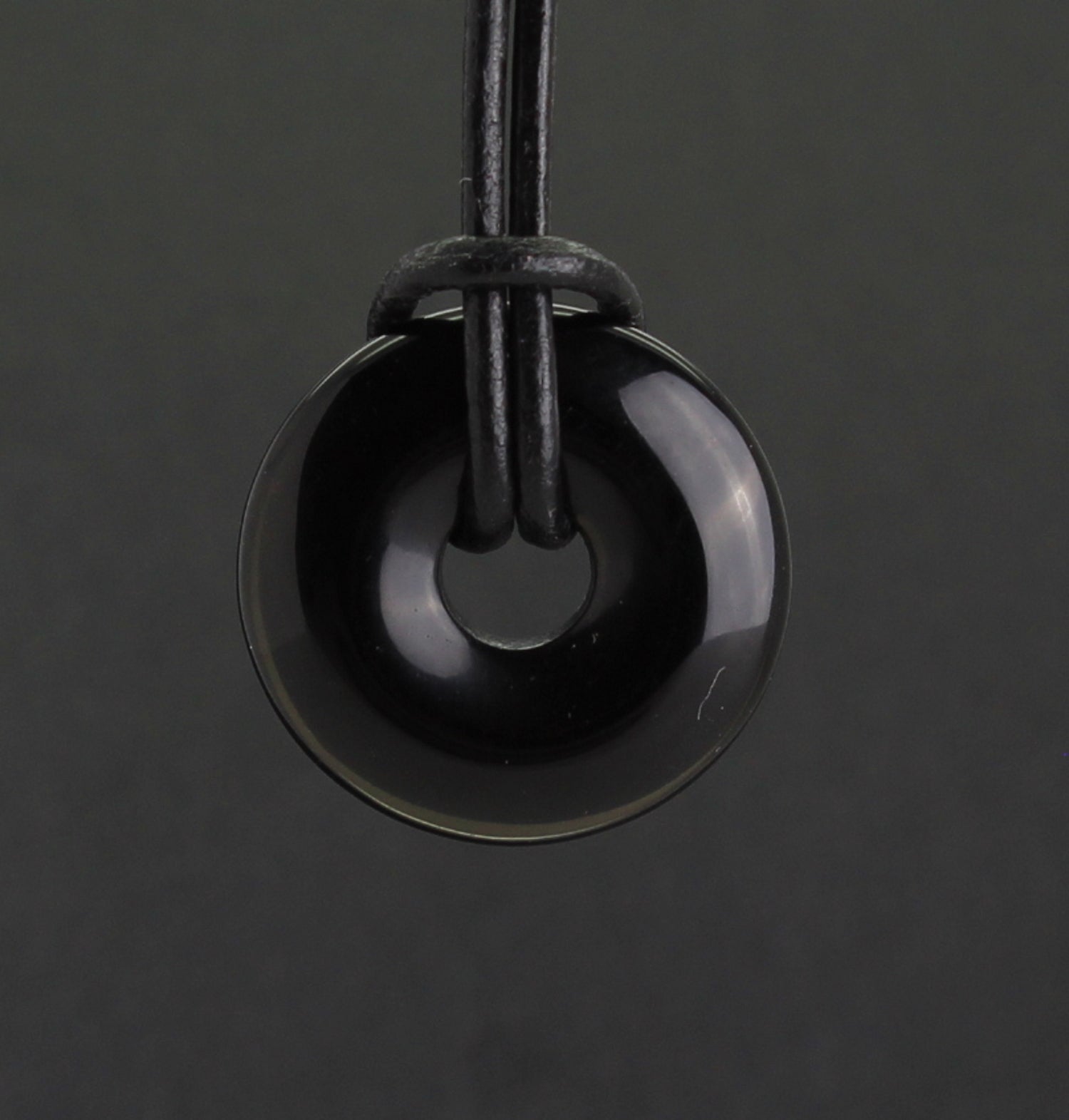 Halskettenanhänger Kettenschmuck Trommelstein Trommelsteinanhänger Edelsteindonut Heilsteindonut Donutanhänger Edelstein Heilstein Lochstein Naturstein Rohstein Rohstück Schmuckanhänger Schmuckstein Halsschmuck Glücksstein Schutzstein Onyxstein Onyxschmuck