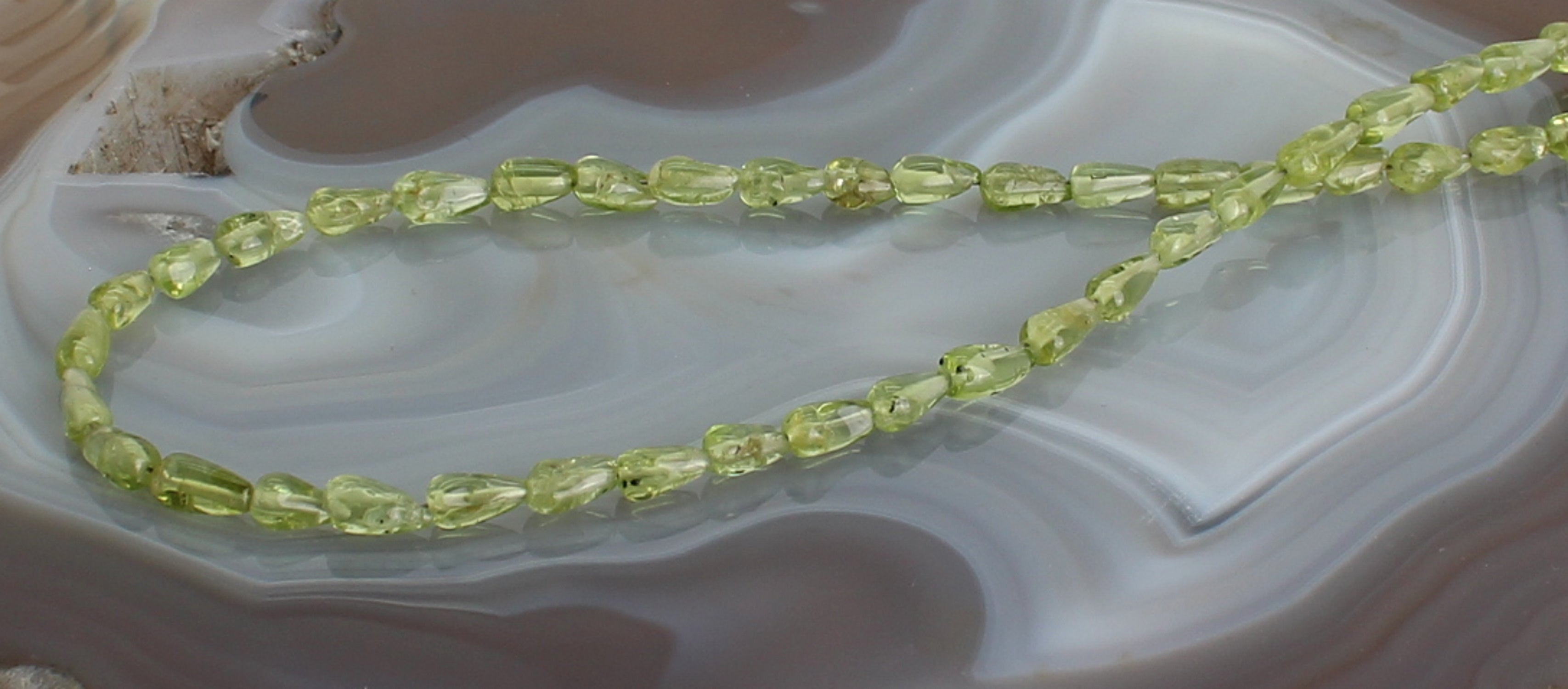 Halskette Kette aus Peridot Olivin Stein Trommelstein Anhänger Kugelkette Perlenkette Peridotketten Peridotstein Peridotschmuck Olivinstein Olivinschmuck Olivinkette Peridot Olivin Collier Halsschmuck Olivincollier Peridotcollier