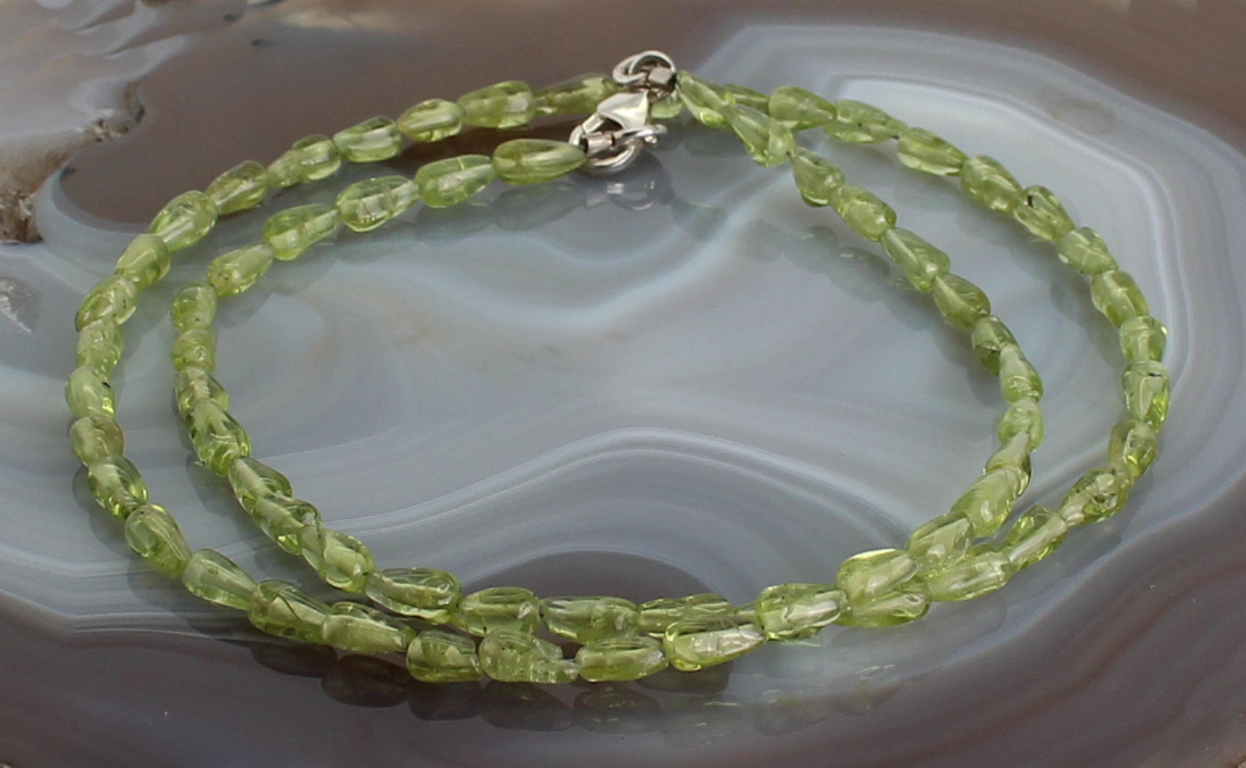 Halskette Kette aus Peridot Olivin Stein Trommelstein Anhänger Kugelkette Perlenkette Peridotketten Peridotstein Peridotschmuck Olivinstein Olivinschmuck Olivinkette Peridot Olivin Collier Halsschmuck Olivincollier Peridotcollier