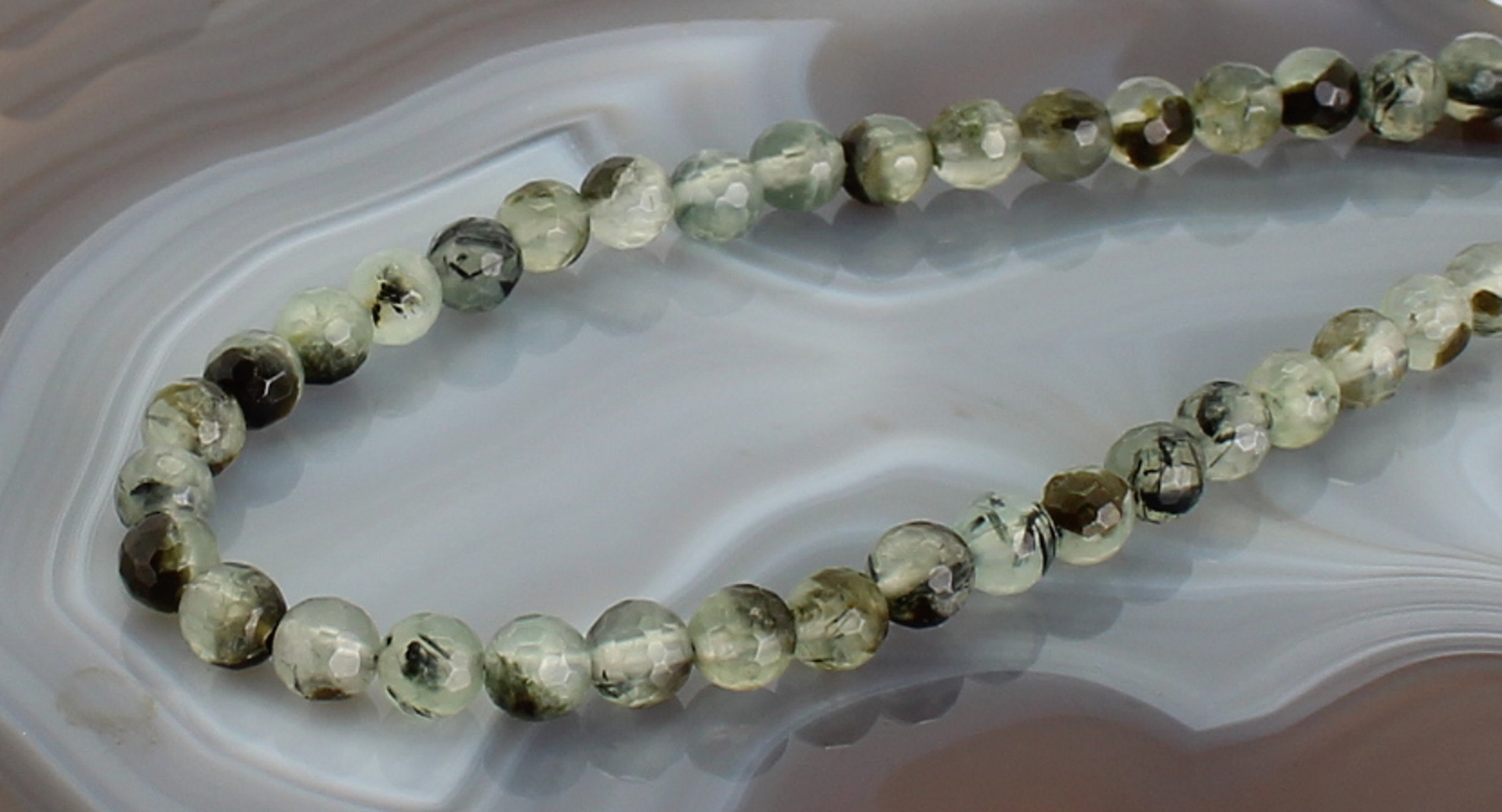 Halskette Kette aus Prehnit Stein Trommelstein Anhänger Perlenkette Kugelkette Buttonkette Collier Halsschmuck Kettenschmuck Ketten Edelstein Heilstein Halsschmuck Schmuck Schmuckstein Prehnitkette Prehnitschmuck Prehnitcollier Prehnitstein