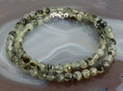 Halskette Kette aus Prehnit Stein Trommelstein Anhänger Perlenkette Kugelkette Buttonkette Collier Halsschmuck Kettenschmuck Ketten Edelstein Heilstein Halsschmuck Schmuck Schmuckstein Prehnitkette Prehnitschmuck Prehnitcollier Prehnitstein