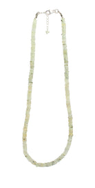 Halskette Kette aus Prehnit Stein Trommelstein Anhänger Perlenkette Kugelkette Buttonkette Collier Halsschmuck Kettenschmuck Ketten Edelstein Heilstein Halsschmuck Schmuck Schmuckstein Prehnitkette Prehnitschmuck Prehnitcollier Prehnitstein