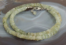 Halskette Kette aus Prehnit Stein Trommelstein Anhänger Perlenkette Kugelkette Buttonkette Collier Halsschmuck Kettenschmuck Ketten Edelstein Heilstein Halsschmuck Schmuck Schmuckstein Prehnitkette Prehnitschmuck Prehnitcollier Prehnitstein