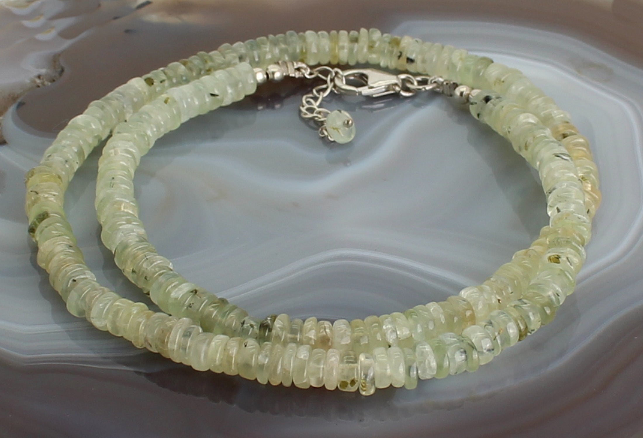 Halskette Kette aus Prehnit Stein Trommelstein Anhänger Perlenkette Kugelkette Buttonkette Collier Halsschmuck Kettenschmuck Ketten Edelstein Heilstein Halsschmuck Schmuck Schmuckstein Prehnitkette Prehnitschmuck Prehnitcollier Prehnitstein