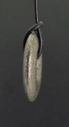 Halskettenanhänger Kettenschmuck Stein Trommelstein Trommelsteinanhänger Edelstein Heilstein Lochstein Schmuck Naturstein Halsschmuck Silberanhänger Schmuckstein Schmuckanhänger Pyritstein Pyritschmuck