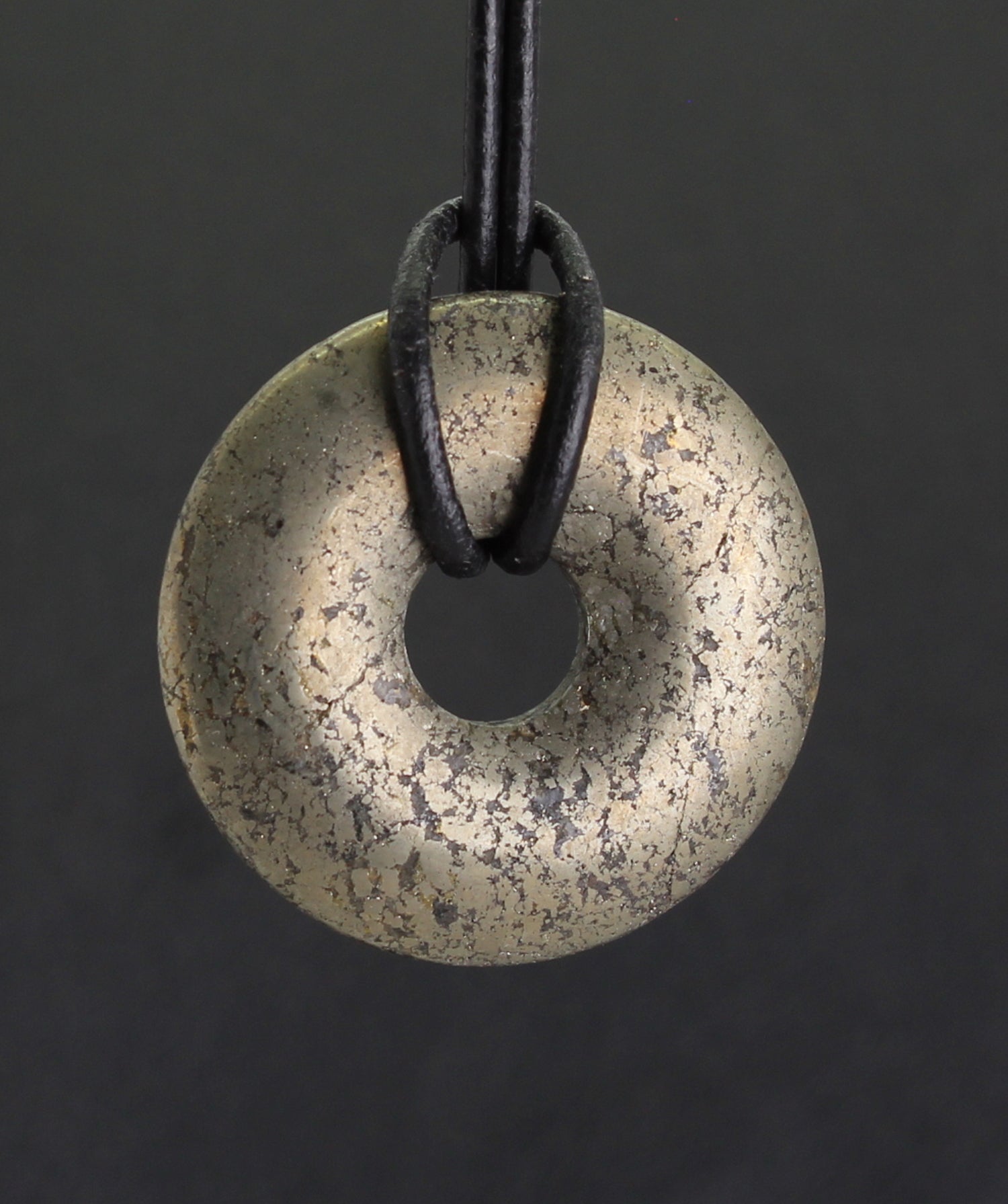 Halskettenanhänger Kettenschmuck Stein Trommelstein Trommelsteinanhänger Edelstein Heilstein Lochstein Schmuck Naturstein Halsschmuck Silberanhänger Schmuckstein Schmuckanhänger Pyritstein Pyritschmuck