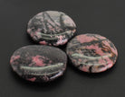 Rhodonitstein Rhodonit Stein Trommelstein Anhänger Handstein Daumenstein Seifenstein Handschmeichler Taschenstein Schutzstein Massagestein Dekostein Edelstein Heilstein Schmuckstein Rohstein Rohstück Kugel Dekokugel Herz Figur Dekofigur