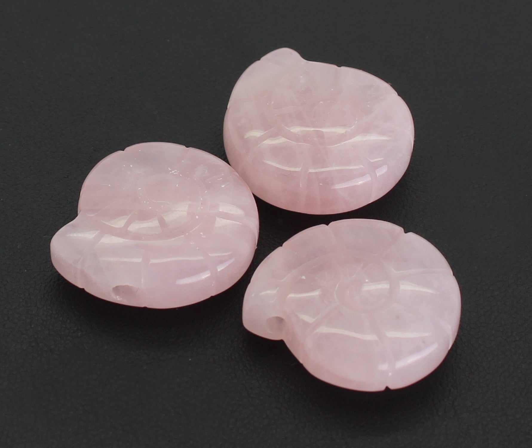 Schnecke Anhänger Murex Kettenanhänger Schneckenhaus Schmuckanhänger Quarze Rosenquarze Rosa Quarz Edelstein Edelsteine Edelsteinanhänger Lochstein aus Rosenquarz Glücksschmuck Glücksschmuck