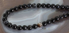 Kette Halskette aus Sardonyx Perlen Kugel Stein Trommelstein Anhänger Perlenkette Kugelkette Collier Schmuck Schmuckcollier Halsschmuck Schutzstein Glücksstein Edelstein Heilstein Rohstein Rohstück Edelsteinkette Heilsteinkette