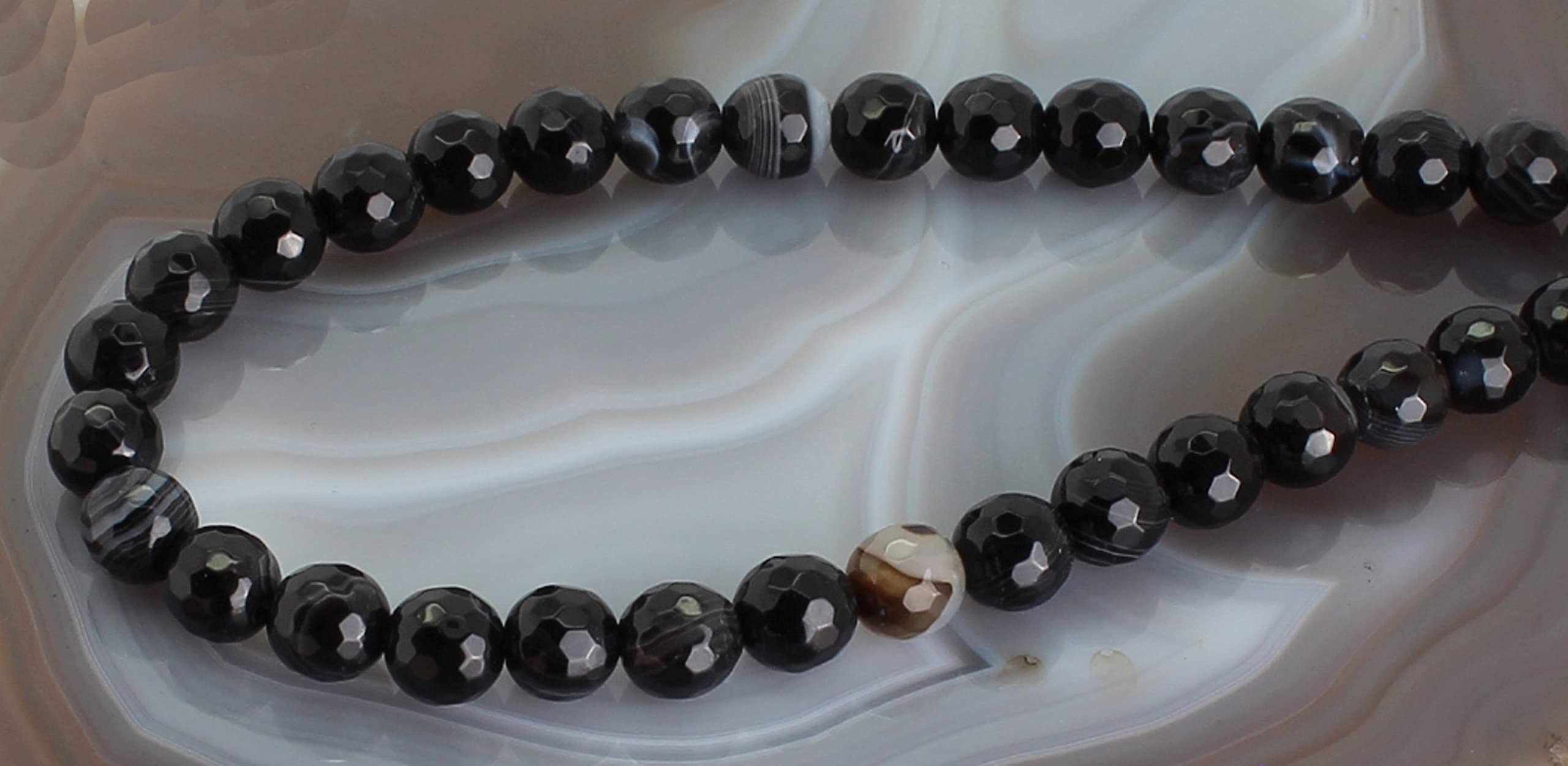 Kette Halskette aus Sardonyx Perlen Kugel Stein Trommelstein Anhänger Perlenkette Kugelkette Collier Schmuck Schmuckcollier Halsschmuck Schutzstein Glücksstein Edelstein Heilstein Rohstein Rohstück Edelsteinkette Heilsteinkette