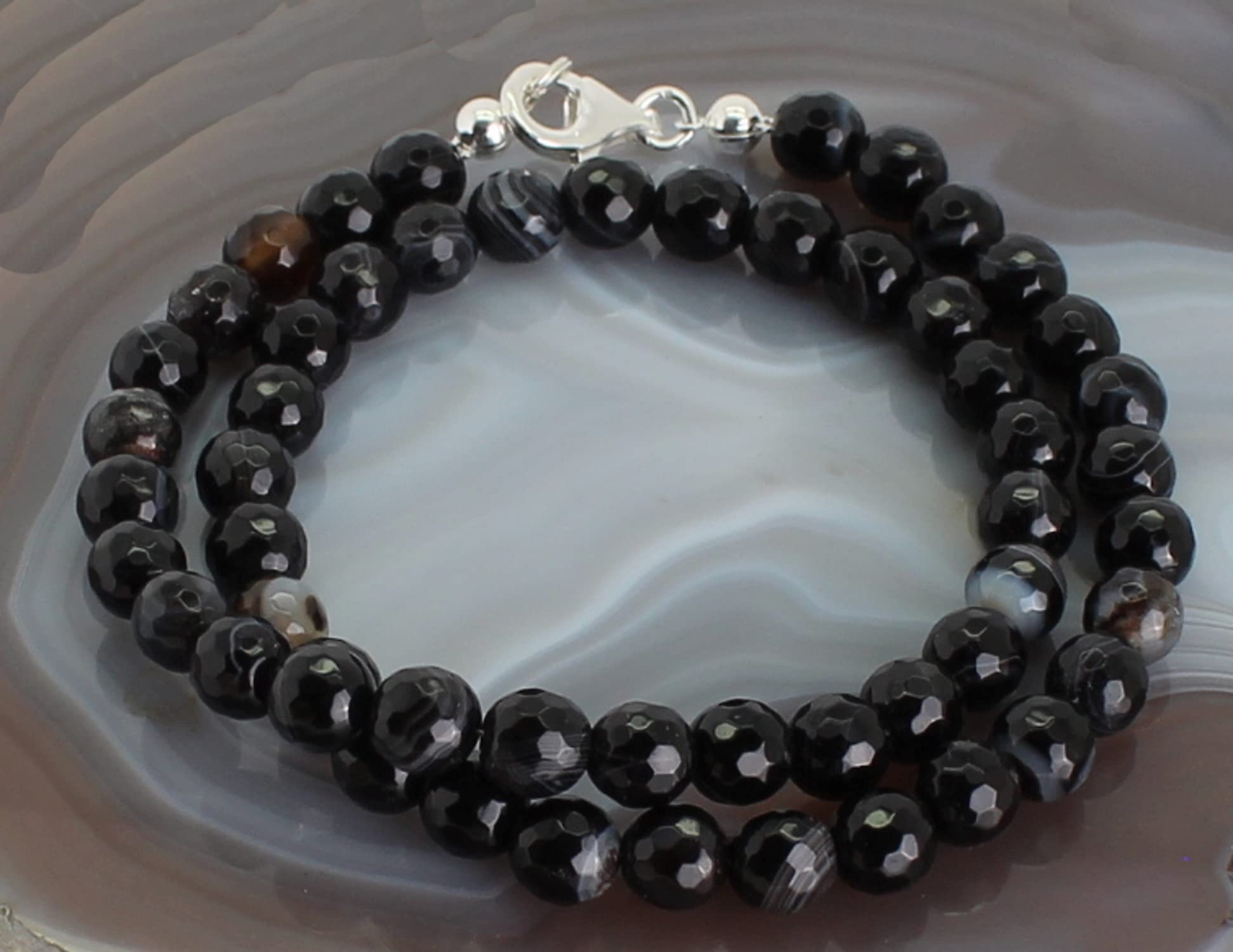 Kette Halskette aus Sardonyx Perlen Kugel Stein Trommelstein Anhänger Perlenkette Kugelkette Collier Schmuck Schmuckcollier Halsschmuck Schutzstein Glücksstein Edelstein Heilstein Rohstein Rohstück Edelsteinkette Heilsteinkette