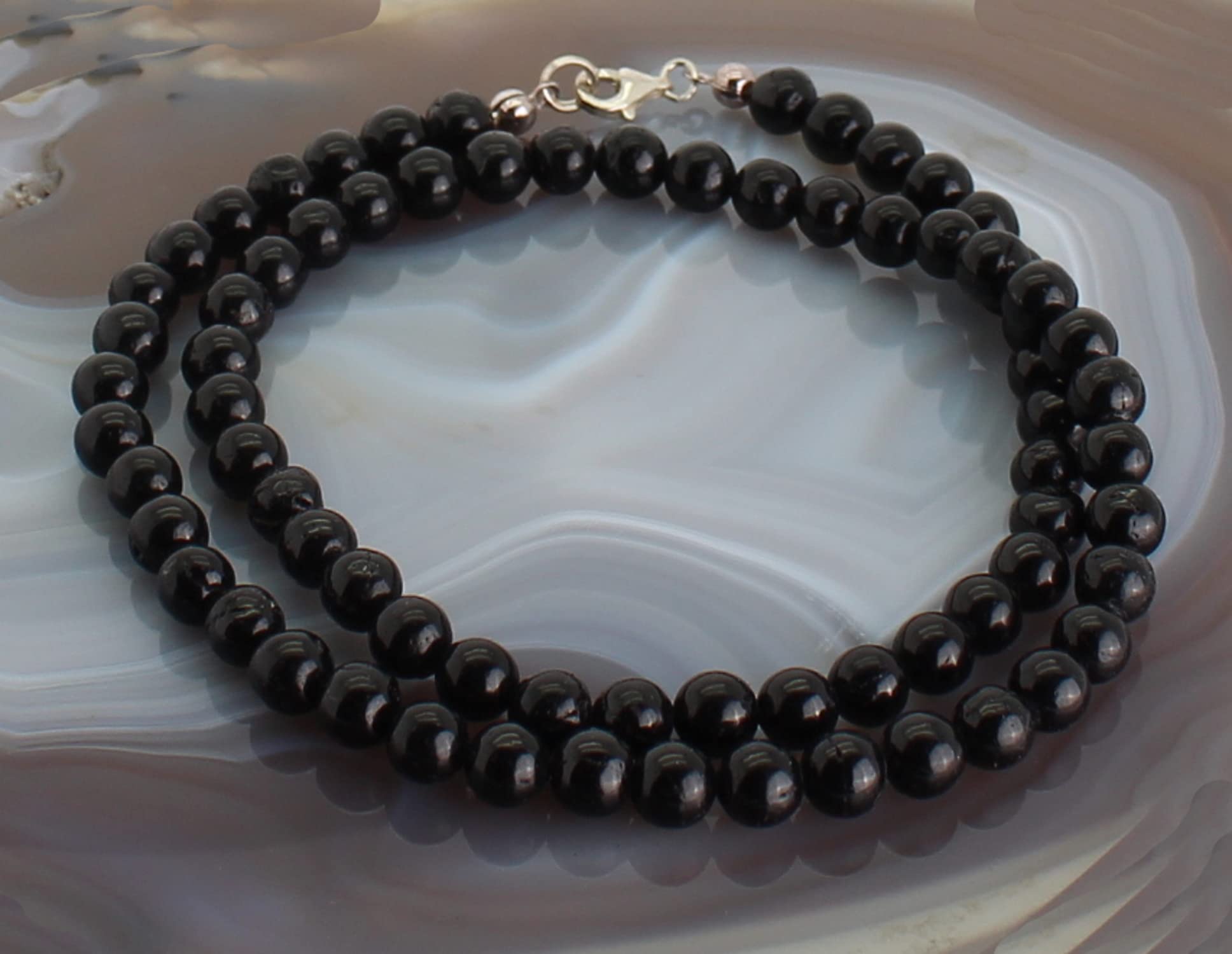 Halskette Kette aus Turmalin Schörl Stein Trommelstein Anhänger Perlenkette Kugelkette Collier Buttonkette Edelstein Heilstein Halsschmuck Schmuck Schmuckstein Schmuckkette Turmalinkette Turmalinschmuck Turmalinstein Turmalincollier