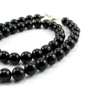 Schörl schwarzer Turmalin Stein Trommelstein Anhänger Trommelsteinanhänger Perlenkette Kugelkette Collier Buttonkette Edelstein Heilstein Halsschmuck Schmuck Schmuckstein Schmuckkette schwarze Turmalinkette Turmalinschmuck Turmalincollier schwarze Turmalinspitze