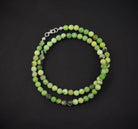 Halskette Kette aus Serpentin Chyta Chita Peru Stein Trommelstein Anhänger Perlenkette Kugelkette Collier Buttonkette Halsschmuck Edelstein Heilstein Halsschmuck Schmuck Schmuckstein Rohstein Rohstück Schmuckkette Schmuckcollier Serpentinstein Serpentinschmuck