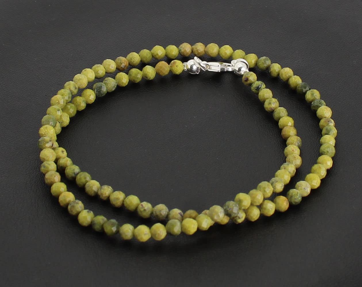 Halskette Kette aus Serpentin Chyta Peru Stein Trommelstein Anhänger Rohstein Rohstück Kugelkette Edelsteinkette Collier Edelstein Heilstein Halsschmuck Schmuckkette Schmuckanhänger Heilsteinkette Perlen Kugel Serpentinkette Serpentinschmuck Serpentinstein