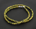 Halskette Kette aus Serpentin Chyta Peru Stein Trommelstein Anhänger Rohstein Rohstück Kugelkette Edelsteinkette Collier Edelstein Heilstein Halsschmuck Schmuckkette Schmuckanhänger Heilsteinkette Perlen Kugel Serpentinkette Serpentinschmuck Serpentinstein