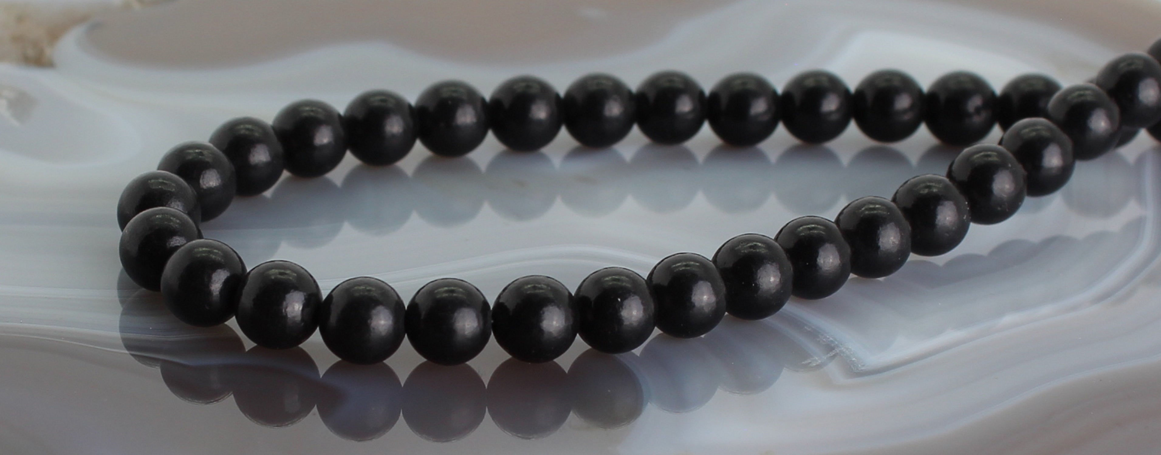 Halskette Kette aus Shungit Schungit Schörl Stein Trommelstein Anhänger Trommelsteinanhänger Perlenkette Kugelkette Collier Buttonkette Edelstein Heilstein Halsschmuck Schmuck Schmuckstein Schmuckkette Schungitschmuck Schungitstein Schungitcollier