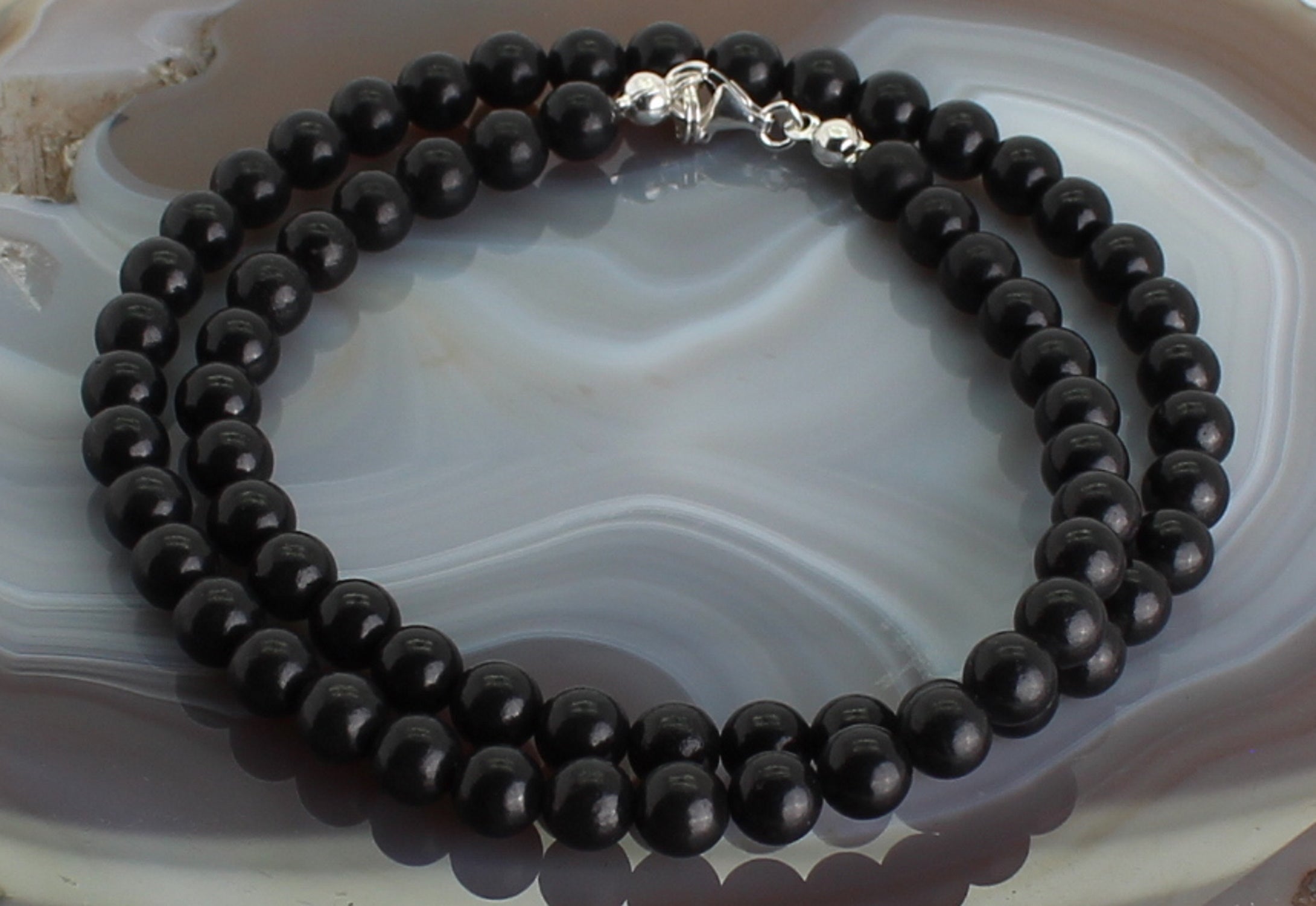 Halskette Kette aus Shungit Schungit Schörl Stein Trommelstein Anhänger Trommelsteinanhänger Perlenkette Kugelkette Collier Buttonkette Edelstein Heilstein Halsschmuck Schmuck Schmuckstein Schmuckkette Schungitschmuck Schungitstein Schungitcollier