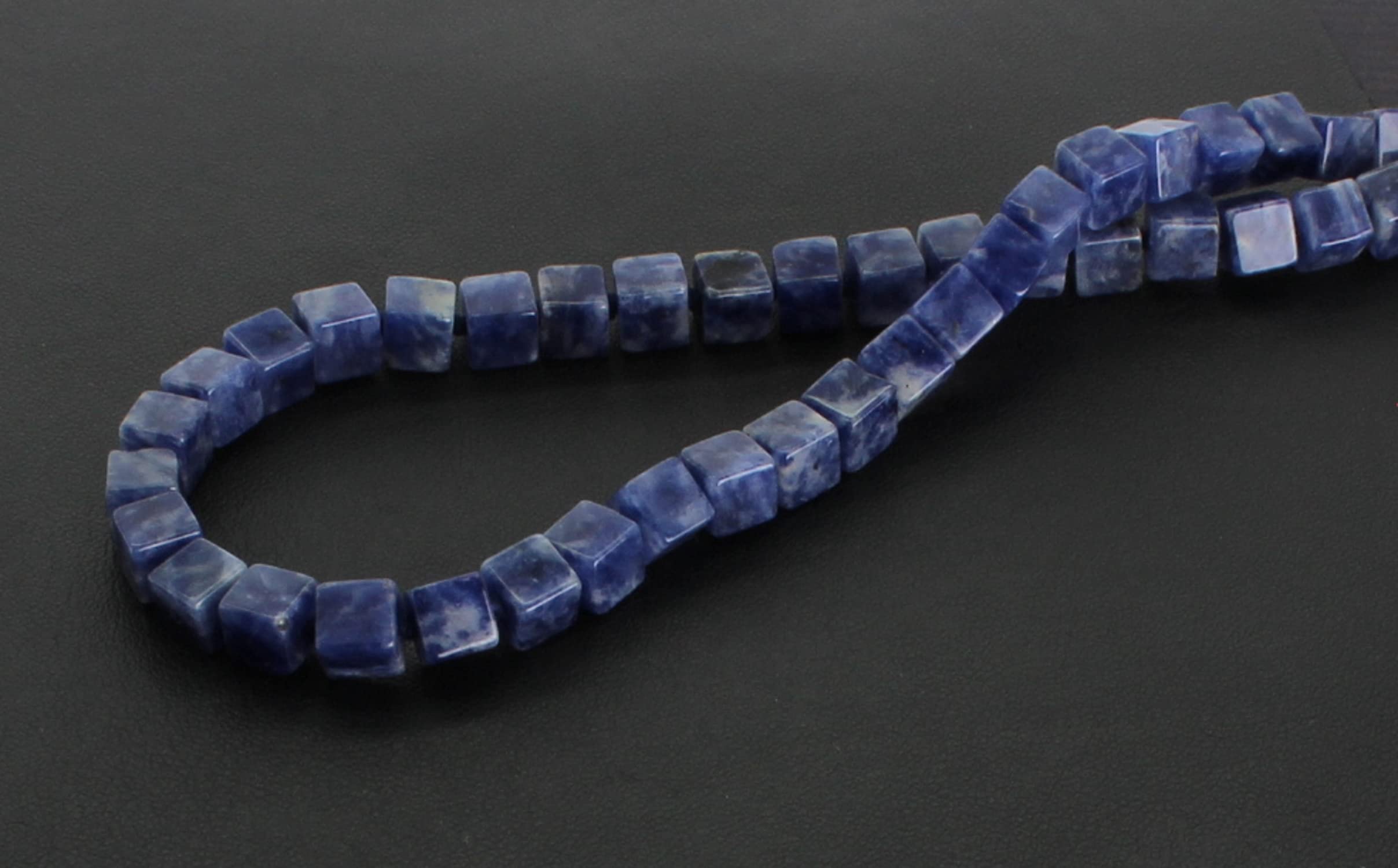 Halskette Kette aus Sodalith Stein Trommelstein Anhänger Kugelkette Edelsteinkette Collier Edelstein Heilstein Halsschmuck Schmuckkette Schmuckanhänger Heilsteinkette Perlen Kugel Sodalithkette Sodalithschmuck Sodalithstein