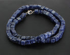 Halskette Kette aus Sodalith Stein Trommelstein Anhänger Kugelkette Edelsteinkette Collier Edelstein Heilstein Halsschmuck Schmuckkette Schmuckanhänger Heilsteinkette Perlen Kugel Sodalithkette Sodalithschmuck Sodalithstein