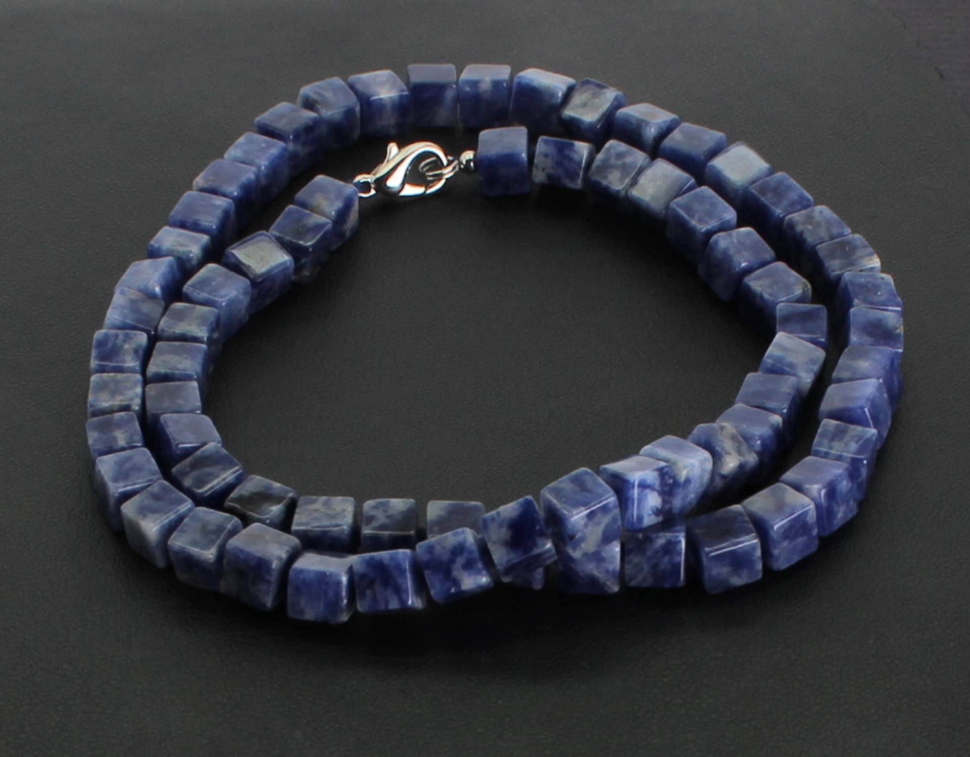 Halskette Kette aus Sodalith Stein Trommelstein Anhänger Kugelkette Edelsteinkette Collier Edelstein Heilstein Halsschmuck Schmuckkette Schmuckanhänger Heilsteinkette Perlen Kugel Sodalithkette Sodalithschmuck Sodalithstein