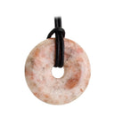 Sonnenstein Halskettenanhänger Kettenschmuck Trommelstein Trommelsteinanhänger Edelsteindonut Heilsteindonut Donutanhänger Edelstein Heilstein Lochstein Naturstein Rohstein Rohstück Schmuckanhänger Schmuckstein Halsschmuck Glücksstein Schutzstein