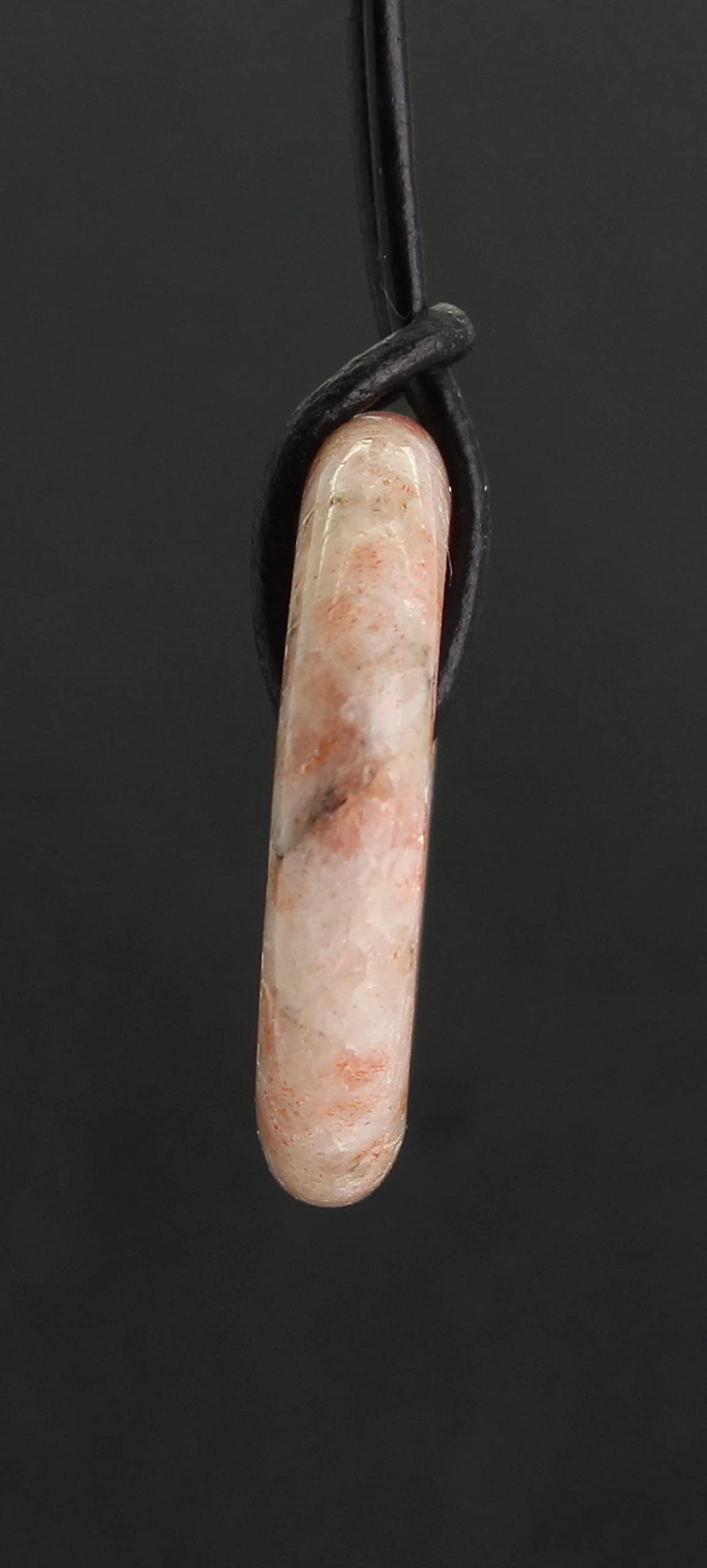 Sonnenstein Halskettenanhänger Kettenschmuck Trommelstein Trommelsteinanhänger Edelsteindonut Heilsteindonut Donutanhänger Edelstein Heilstein Lochstein Naturstein Rohstein Rohstück Schmuckanhänger Schmuckstein Halsschmuck Glücksstein Schutzstein