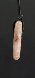 Sonnenstein Halskettenanhänger Kettenschmuck Trommelstein Trommelsteinanhänger Edelsteindonut Heilsteindonut Donutanhänger Edelstein Heilstein Lochstein Naturstein Rohstein Rohstück Schmuckanhänger Schmuckstein Halsschmuck Glücksstein Schutzstein
