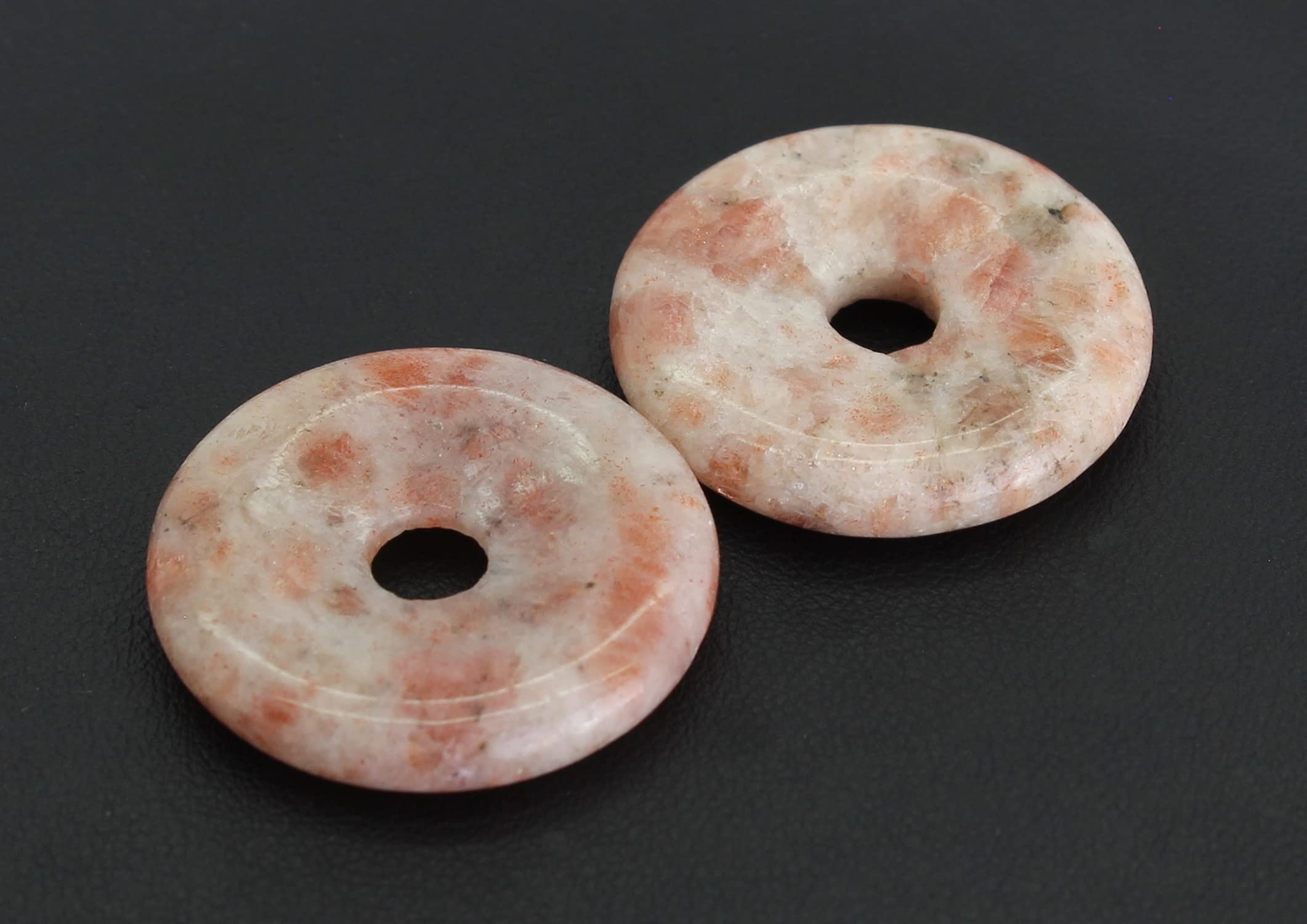 Sonnenstein Halskettenanhänger Kettenschmuck Trommelstein Trommelsteinanhänger Edelsteindonut Heilsteindonut Donutanhänger Edelstein Heilstein Lochstein Naturstein Rohstein Rohstück Schmuckanhänger Schmuckstein Halsschmuck Glücksstein Schutzstein