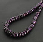 Halskette Kette aus Sugilith Stein Trommelstein Anhänger Perlenkette Kugelkette Buttonkette Collier Halskette Halsschmuck Schmuckcollier Kettenschmuck Schmuck Schmuckstein Edelstein Heilstein Geschenkidee Sugilithstein Sugilithschmuck Sugilithkette Sugilite