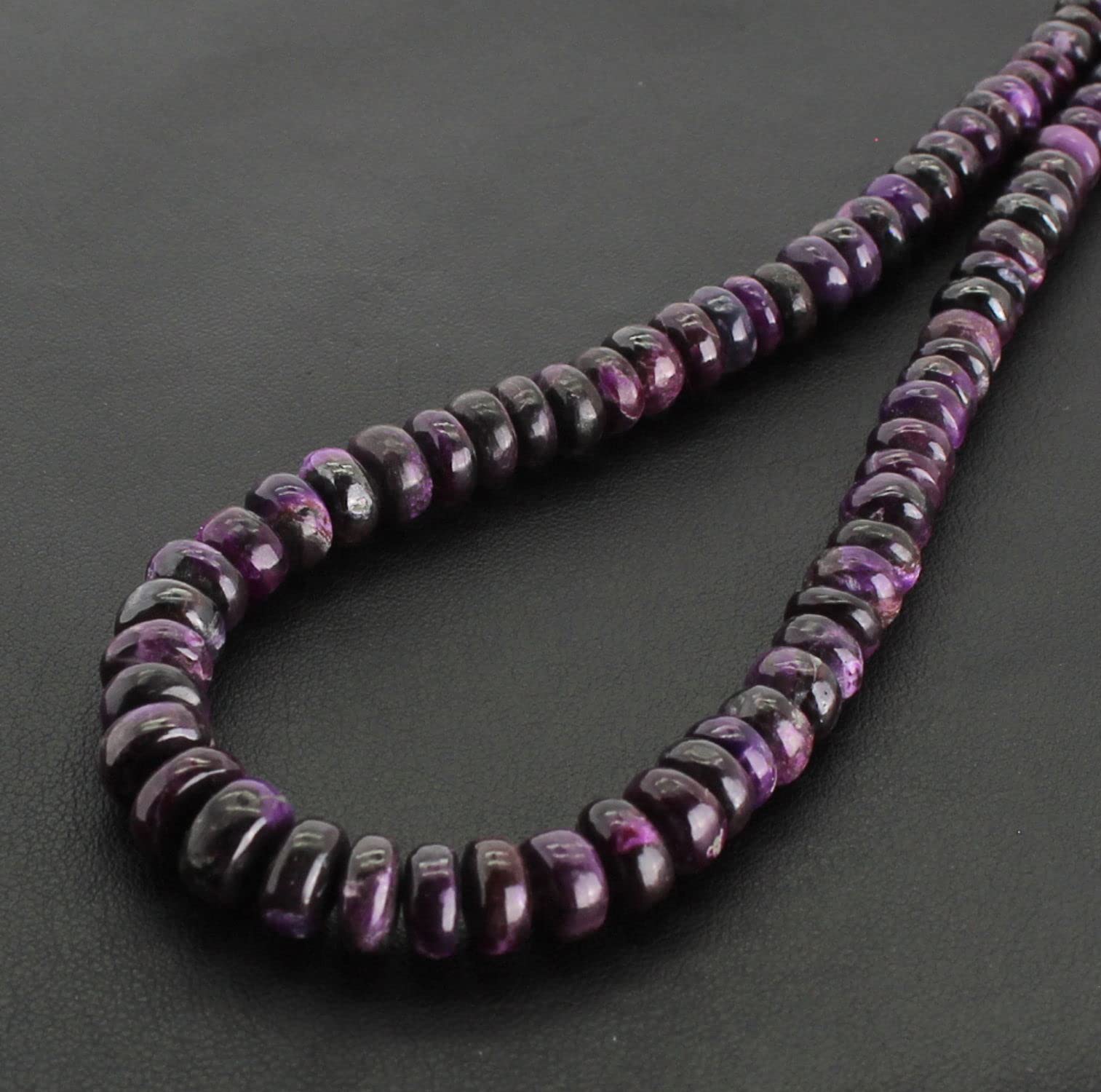Halskette Kette aus Sugilith Stein Trommelstein Anhänger Perlenkette Kugelkette Buttonkette Collier Halskette Halsschmuck Schmuckcollier Kettenschmuck Schmuck Schmuckstein Edelstein Heilstein Geschenkidee Sugilithstein Sugilithschmuck Sugilithkette Sugilite