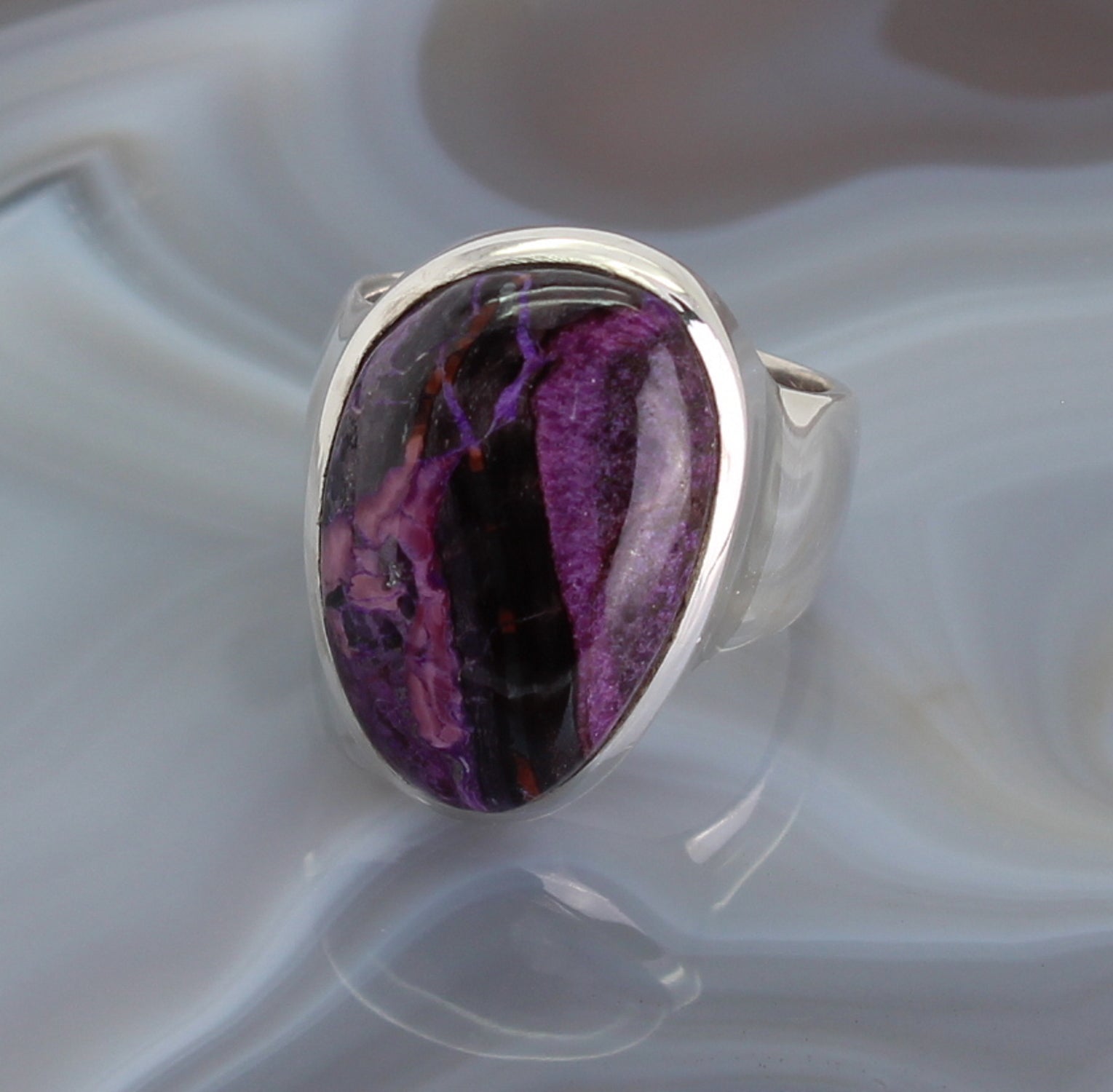 Stein Trommelstein Anhänger Damenring Edelstein Heilstein Silberschmuck Ringschmuck Schmuckstein Kettenanhänger Schmuck Kettenschmuck Rohstein Rohstück Glücksstein Schutzstein Sugilithstein Sugilithschmuck