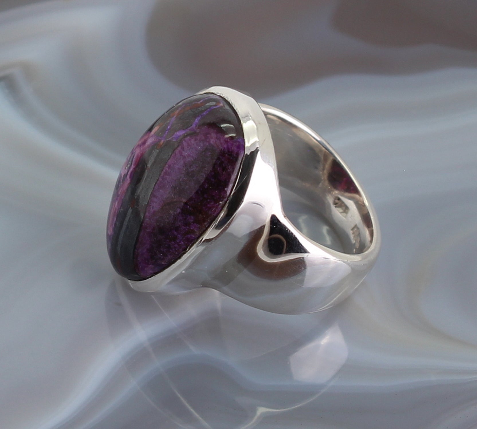 Stein Trommelstein Anhänger Damenring Edelstein Heilstein Silberschmuck Ringschmuck Schmuckstein Kettenanhänger Schmuck Kettenschmuck Rohstein Rohstück Glücksstein Schutzstein Sugilithstein Sugilithschmuck