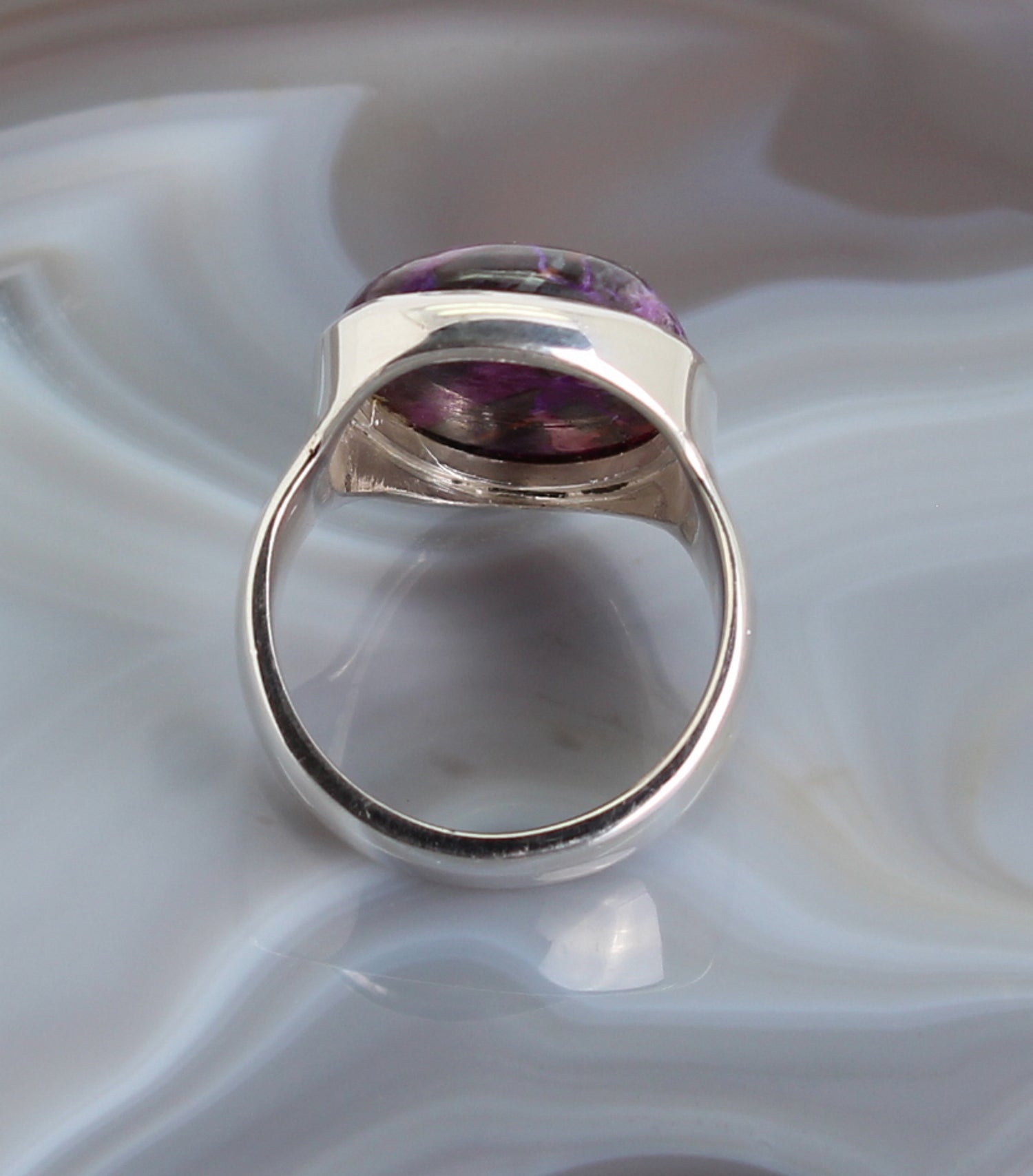 Stein Trommelstein Anhänger Damenring Edelstein Heilstein Silberschmuck Ringschmuck Schmuckstein Kettenanhänger Schmuck Kettenschmuck Rohstein Rohstück Glücksstein Schutzstein Sugilithstein Sugilithschmuck