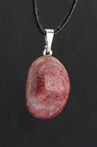 Halskettenanhänger Kettenanhänger Kettenschmuck Thulit Stein Trommelstein Anhänger Edelstein Heilstein Rohstein Rohstück Schmuck Halsschmuck Schmuckstein Silberschmuck Silberanhänger Schmuckanhänger Thulitstein Thulitschmuck Thulite