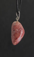 Halskettenanhänger Kettenanhänger Kettenschmuck Thulit Stein Trommelstein Anhänger Edelstein Heilstein Rohstein Rohstück Schmuck Halsschmuck Schmuckstein Silberschmuck Silberanhänger Schmuckanhänger Thulitstein Thulitschmuck Thulite