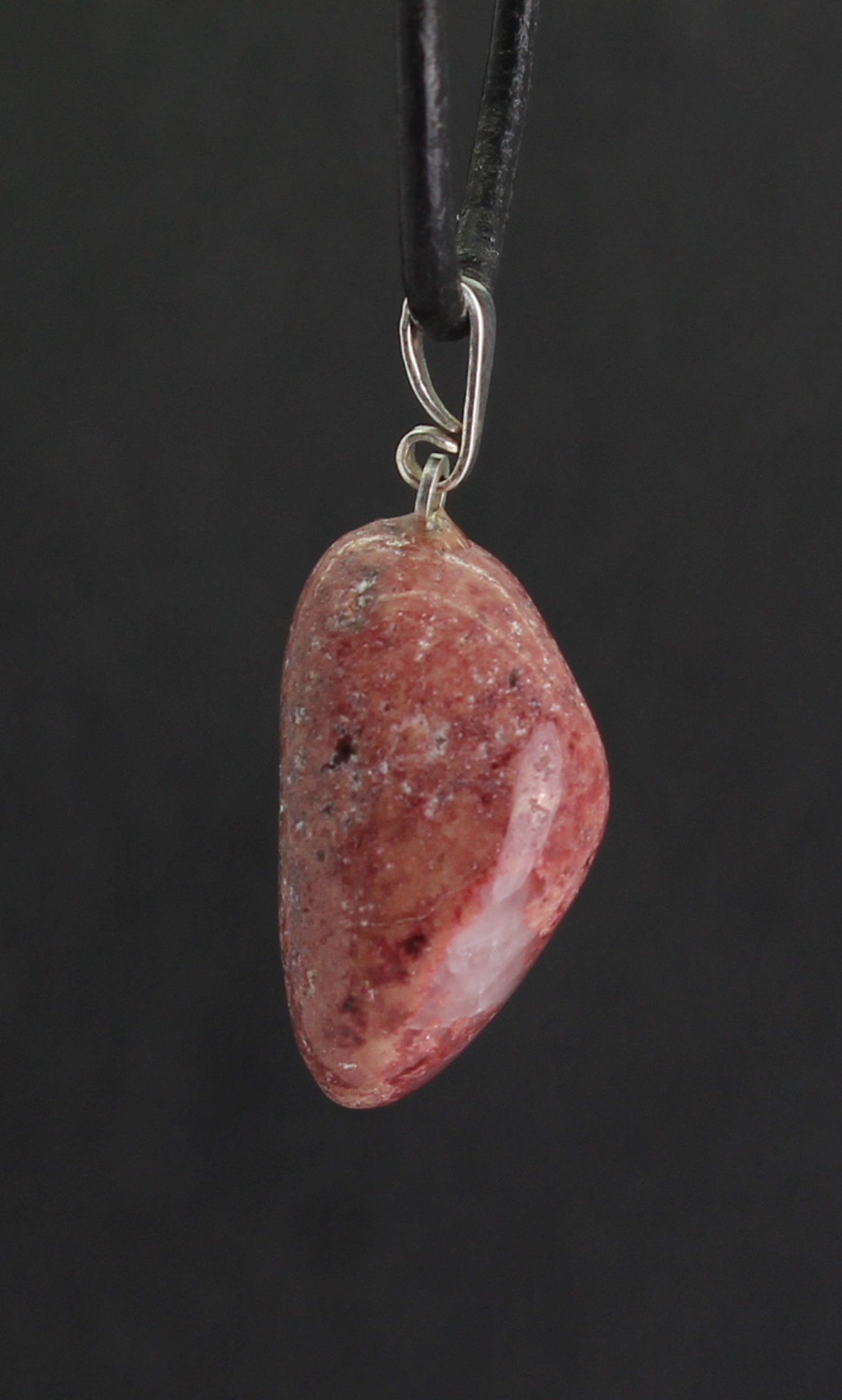 Halskettenanhänger Kettenanhänger Kettenschmuck Thulit Stein Trommelstein Anhänger Edelstein Heilstein Rohstein Rohstück Schmuck Halsschmuck Schmuckstein Silberschmuck Silberanhänger Schmuckanhänger Thulitstein Thulitschmuck Thulite