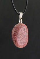 Halskettenanhänger Kettenanhänger Kettenschmuck Thulit Stein Trommelstein Anhänger Edelstein Heilstein Rohstein Rohstück Schmuck Halsschmuck Schmuckstein Silberschmuck Silberanhänger Schmuckanhänger Thulitstein Thulitschmuck Thulite
